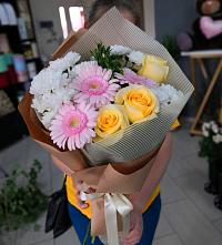 Букет цветов из:  Герберы, Розы и Хризантемы в Саратове