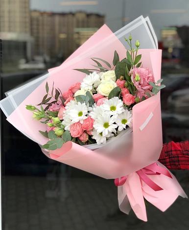 Букет цветов из: Розы, Лизиантусы и Хризантемы в Саратове
